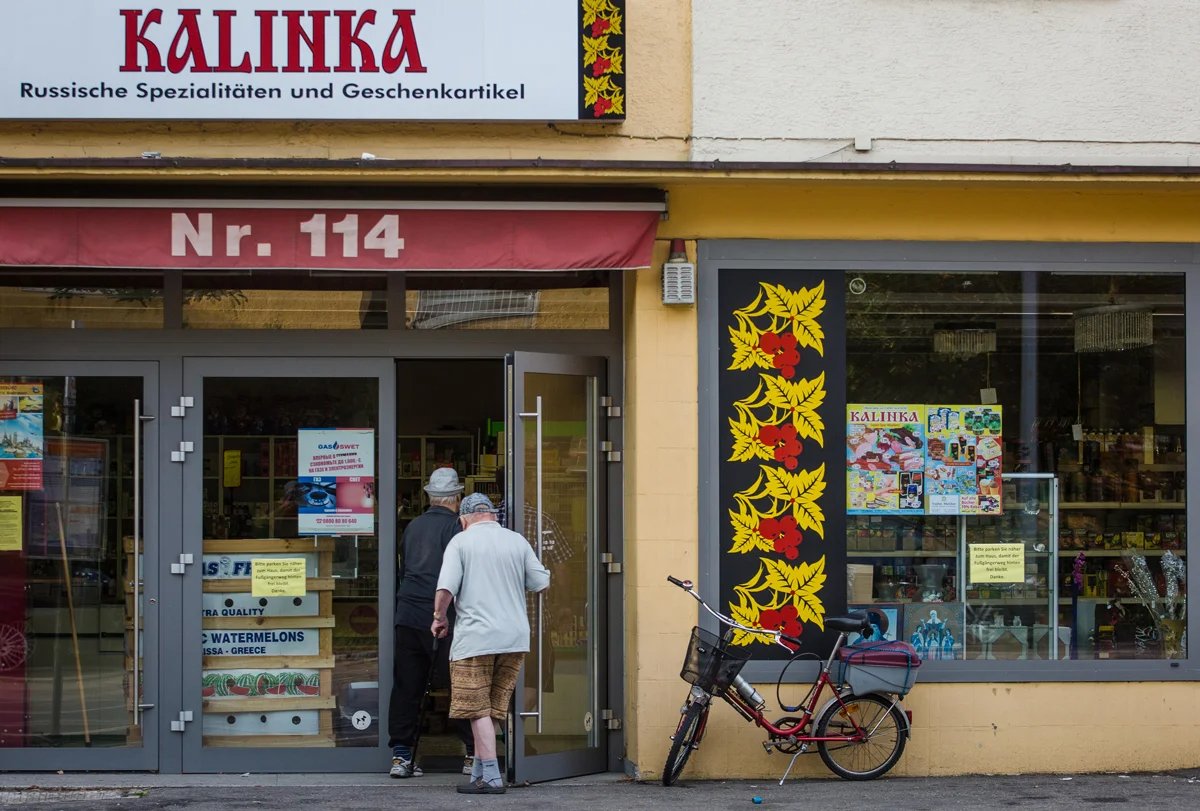 Entrance to a shop selling products from post-Soviet countries, Berlin, August 2017. Photo: dpa picture alliance / Alamy / Vida Press