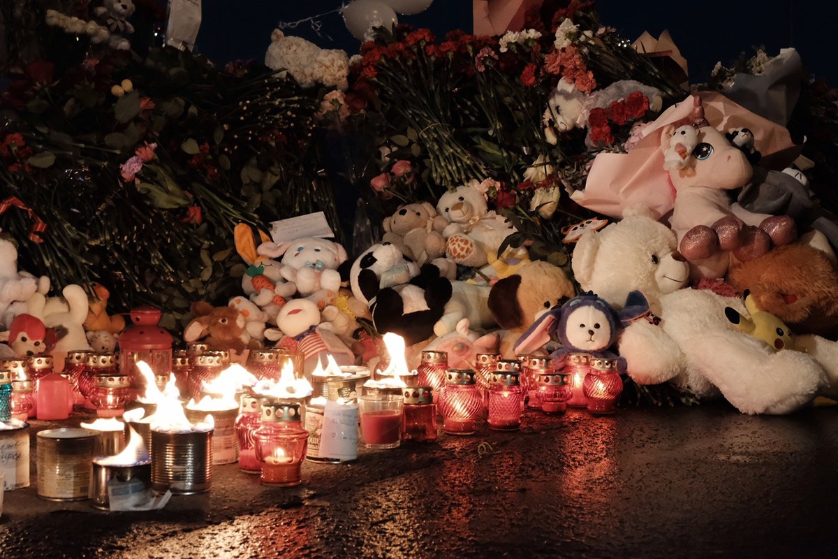Цветы, свечи и игрушки около концертной площадки "Крокус Сити Холл" после теракта в Красногорске, Подмосковье, Россия, 23 марта 2024 года. Фото: Stringer