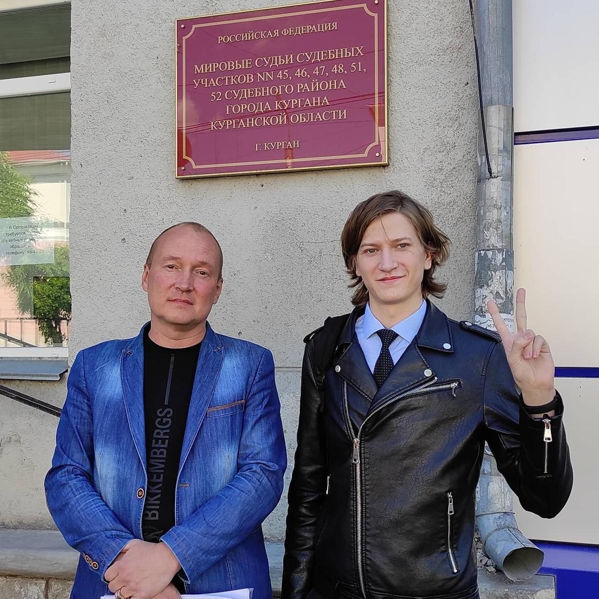 Алексей с адвокатом у здания суда после заседания по уголовному делу за раскрытие тайны фальсификаций голосования по поправкам в Конституцию. Фото:  Facebook