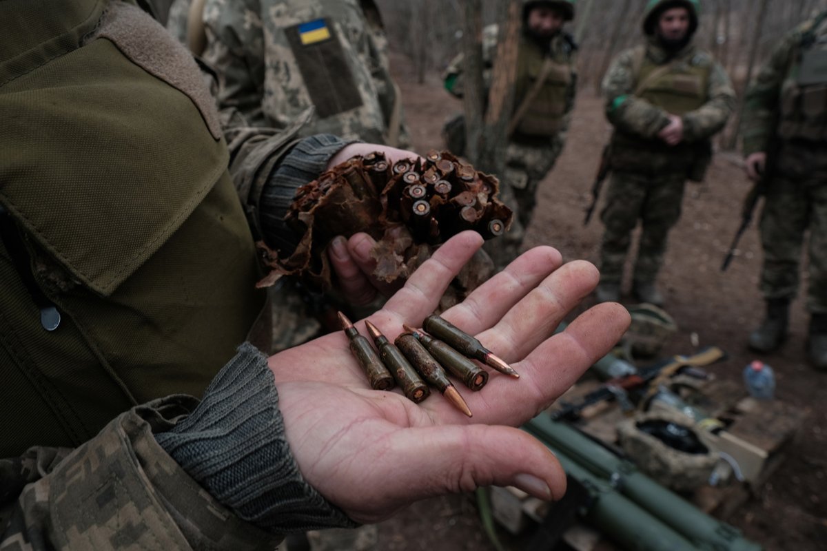 Украинский солдат показывает боеприпасы во время учений в Донецкой области, Украина, 15 марта 2024 года. Фото: María Senovilla / EPA-EFE