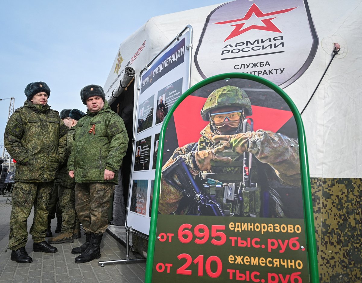 Российские военнослужащие возле мобильного призывного пункта с рекламой выплат в Ростове-на-Дону, 3 марта 2024 года. Фото: Сергей Пивоваров / Reuters / Scanpix / LETA