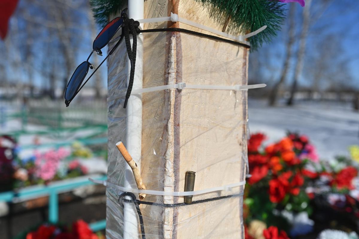 At the tombstone. The bullet cartridge and the cigarette were left by Rishat’s comrade-in-arms. Photo: Yevgeny Kulikov