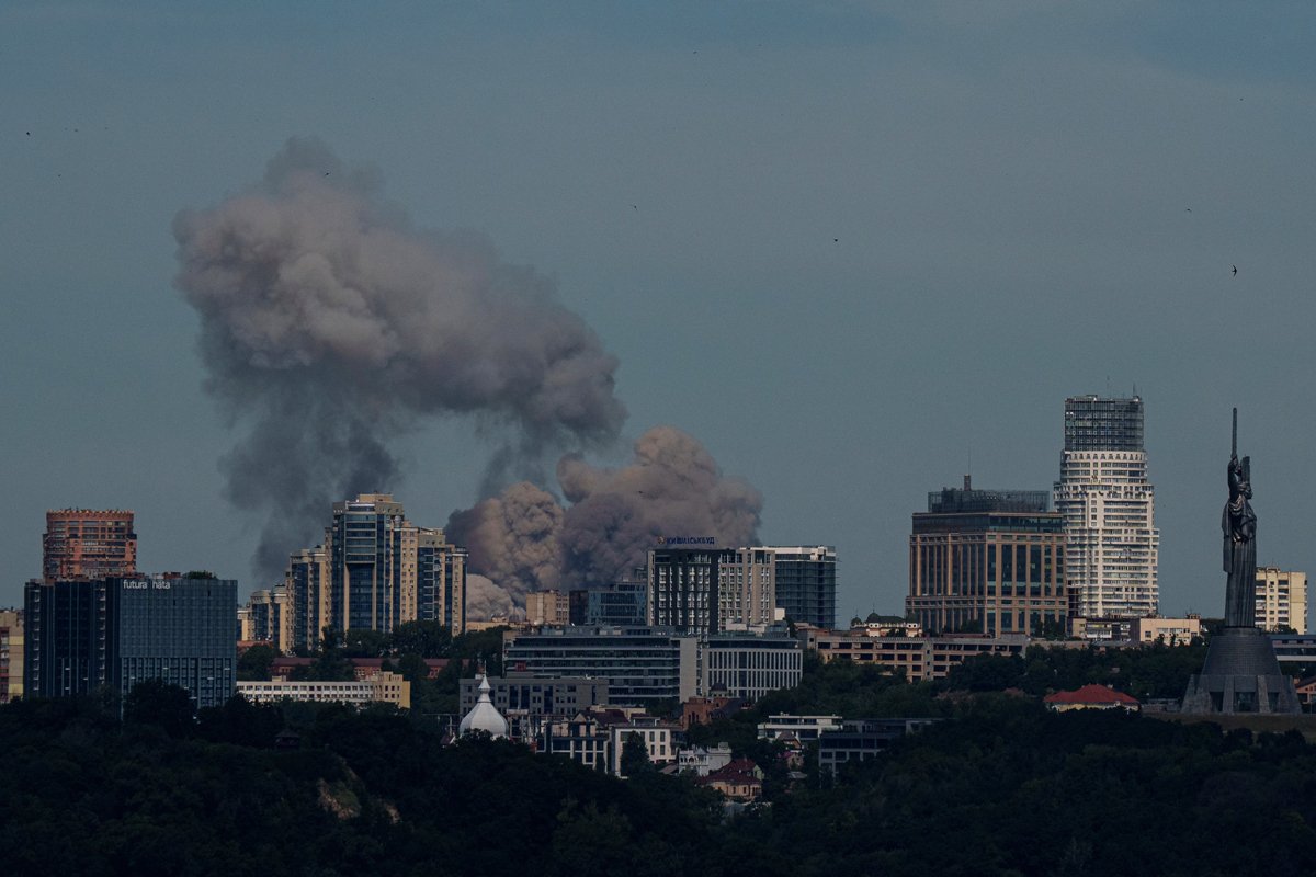 Smoke rises over Kyiv in the aftermath of the Russian missile strikes. Photo: Yevgeny Maloletka / Reuters / Scanpix / LETA