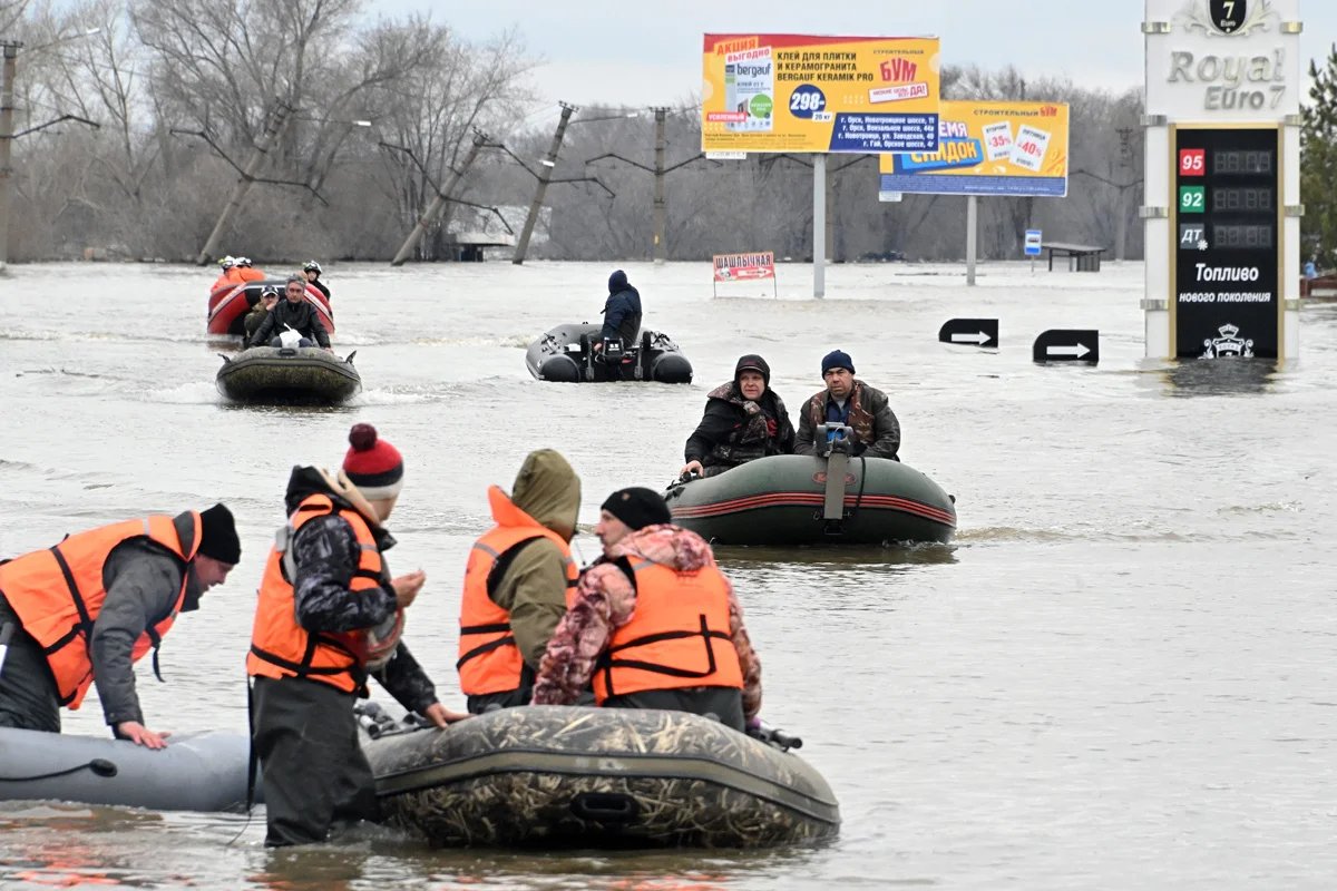 Orsk residents are evacuated by emergency workers, 8 April 2024. Photo: Anatoly Zhdanov / Kommersant / Sipa USA / Vida Press