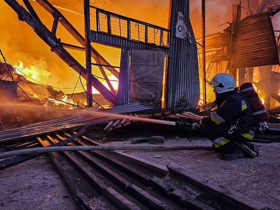 Последствия российского удара по Львову. Фото: ГСЧС Украины
