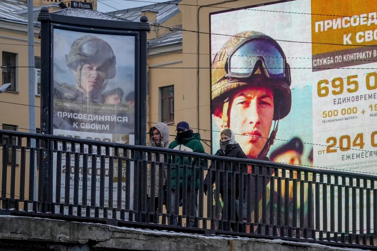 A contract service ad in St. Petersburg, November 2023. Photo: Dmitry Lovetsky / AP Photo / Scanpix / LETA