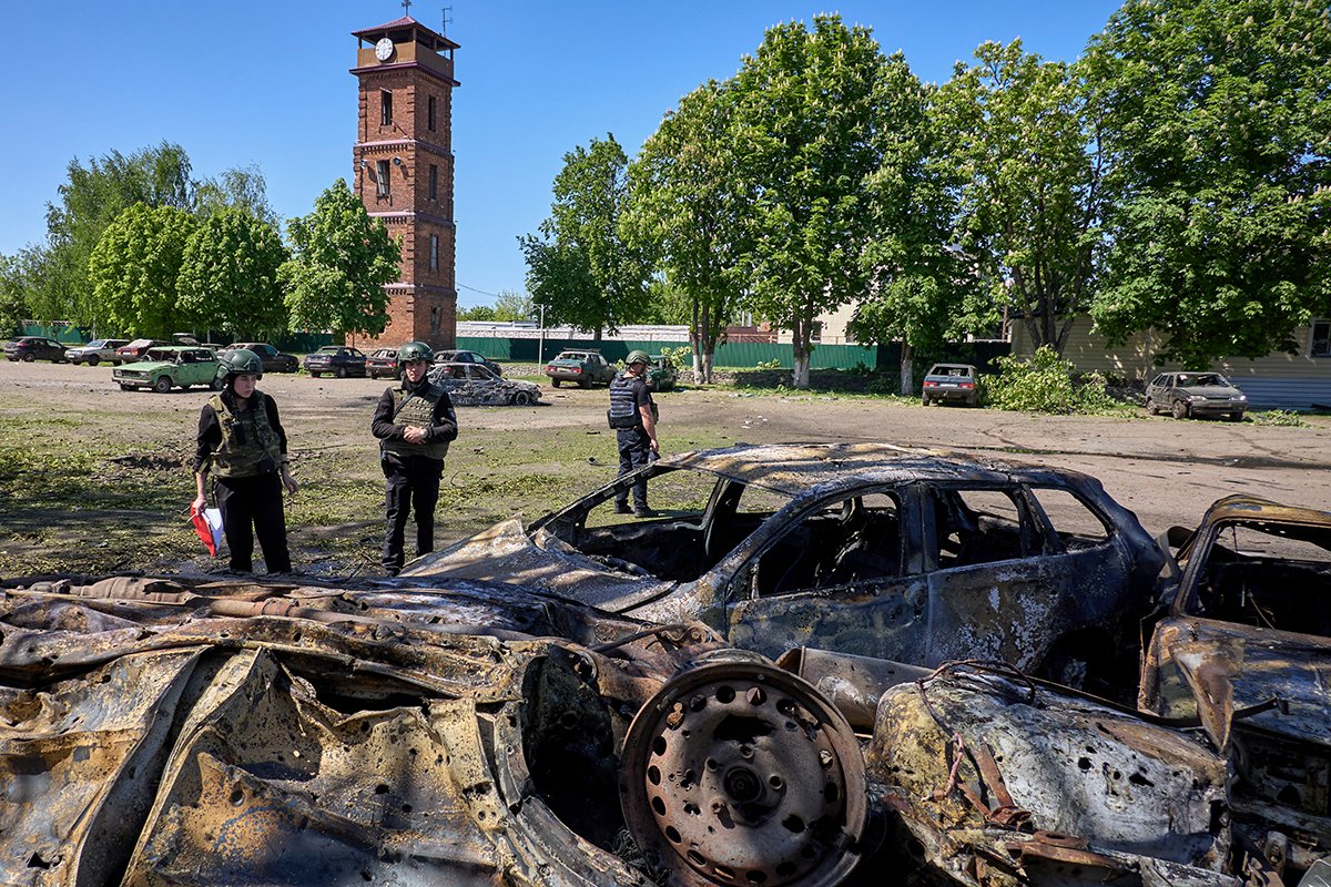 Полицейские работают на месте взрывов от снарядов в центре города Золочев, Харьковская область, Украина, 1 мая 2024 года. Фото: Сергей Козлов / EPA-EFE