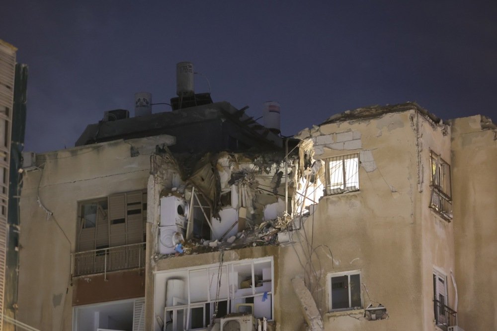 Тель-Авив. Ракета, выпущенная из Газы, попала в жилой дом. Фото: EPA-EFE/ABIR SULTAN