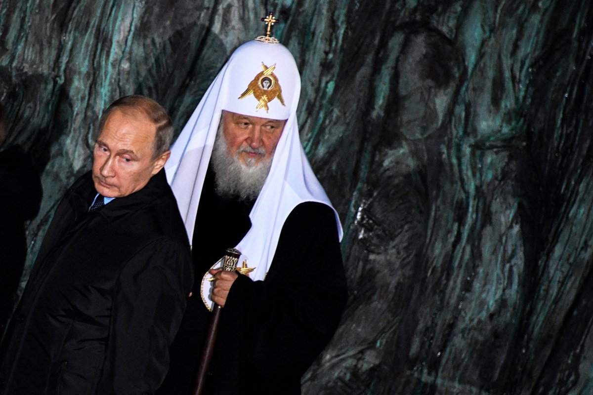 Vladimir Putin (majtas) dhe Patriarku Kirill (djathtas) marrin pjesë në ceremoninë e hapjes së memorialit "Muri i pikëllimit" për viktimat e represionit politik në qendër të Moskës, 30 tetor 2017. Foto: Alexander Nemenov / EPA-EFE