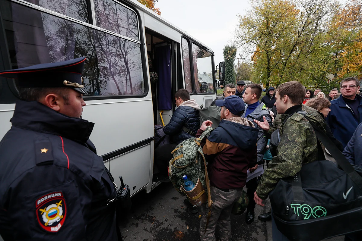 Главное о весеннем призыве — 2024. Кого попытаются забрать на службу, чем  угрожают уклонистам и можно ли избежать армии — Новая газета Европа