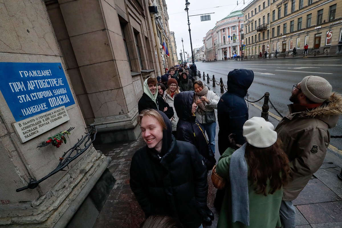 People are standing in line to vote in St. Petersburg at noon local time, most likely participating in the Noon against Putin campaign, 17 March 2024. Photo: Anatoly Maltsev / EPA-EFE