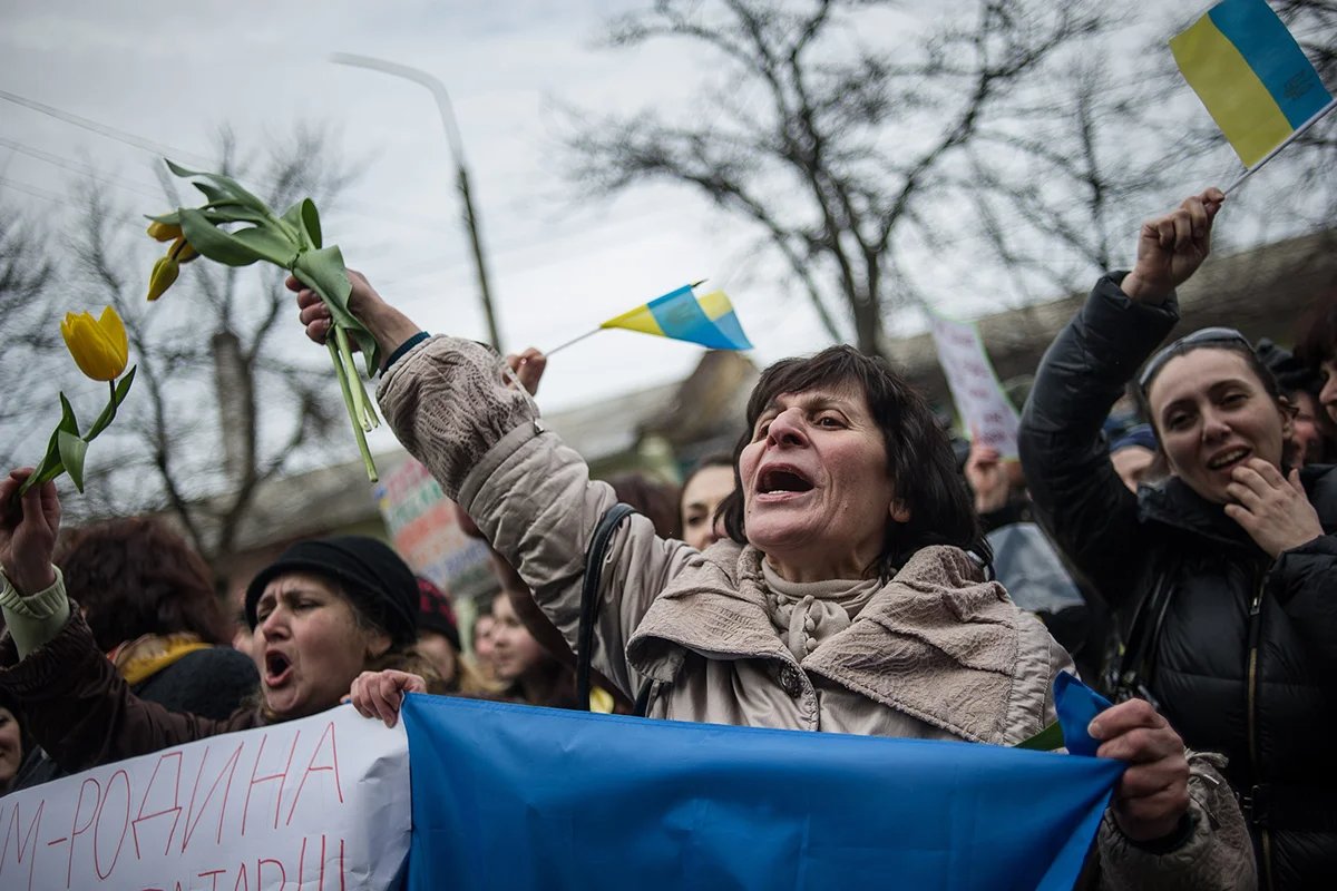 Women singing the Ukrainian national anthem during a pro-Ukrainian rally in Simferopol, 8 March 2014. Photo: EPA/ALEXEY FURMAN