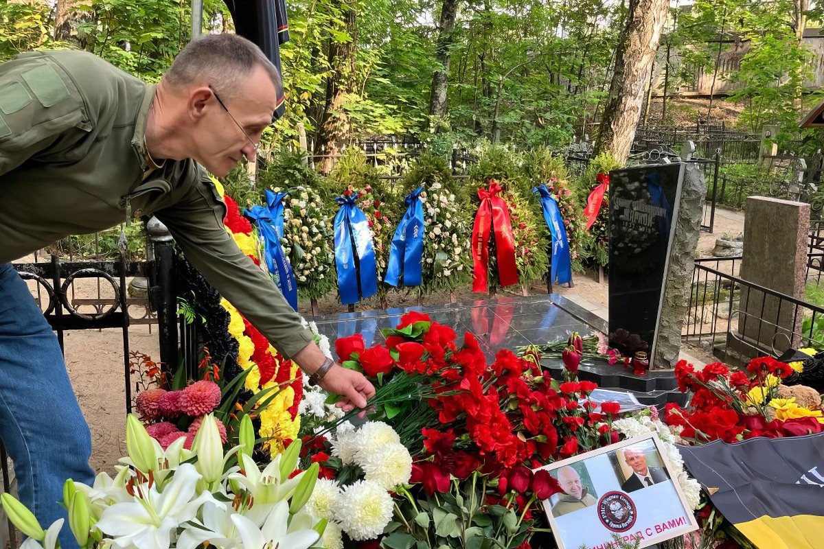 Алексей Владимиров возлагает цветы у могилы Пригожина, фото: Алексей Владимиров / VK