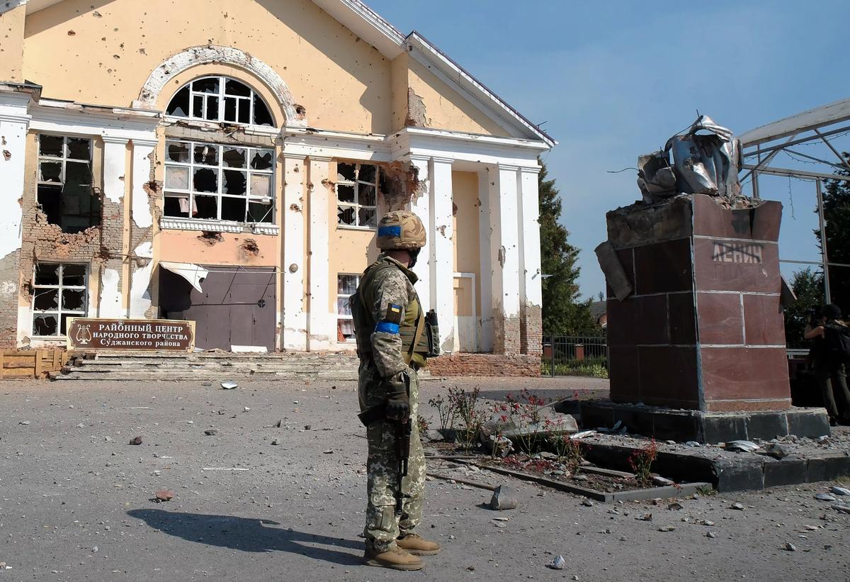 A Ukrainian serviceman stands in front of a damaged building in the town of Sudzha in Russia’s Kursk region, 21 August 2024. Photo: EFE / STRINGER