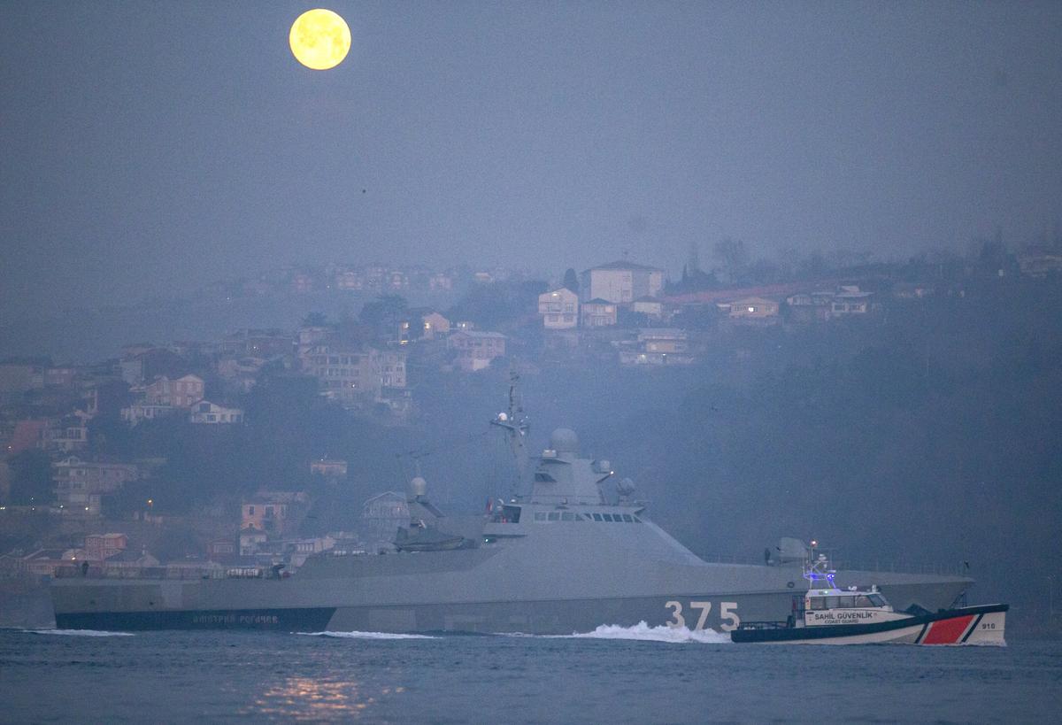 A Russian naval vessel enters the Bosphorus accompanied by a Turkish Coast Guard boat, Istanbul, Turkey, 16 February 2022. Photo: EPA-EFE / ERDEM SAHIN
