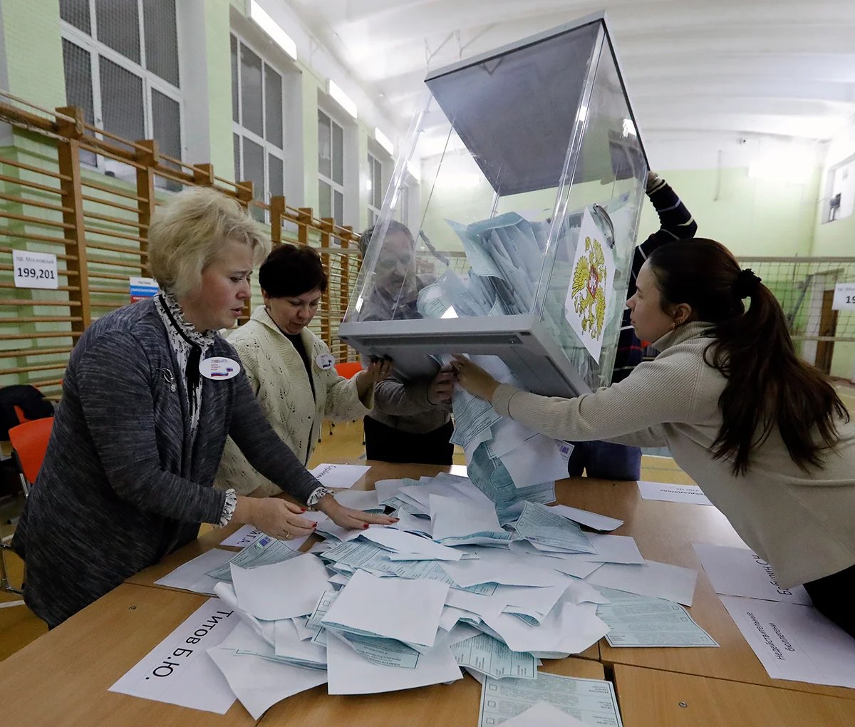 Polling station staff count votes during the presidential election in St. Petersburg, 18 March 2018. Photo: Anatoly Maltsev / EPA-EFE
