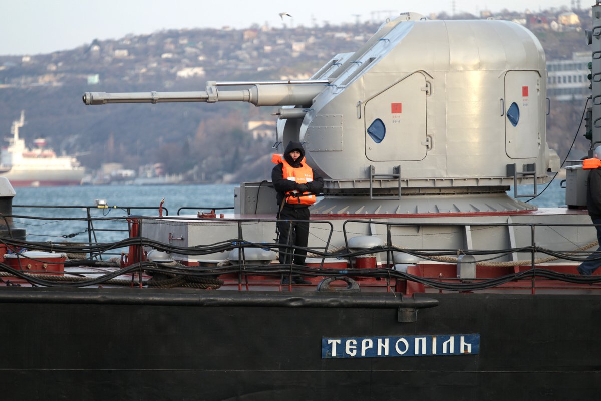 Украинский военнослужащий в карауле на борту корабля ВМС Украины «Тернополь» в гавани Севастополя, Крым, Украина, 10 марта 2014 года. Фото: Зураб Курцикидзе / EPA