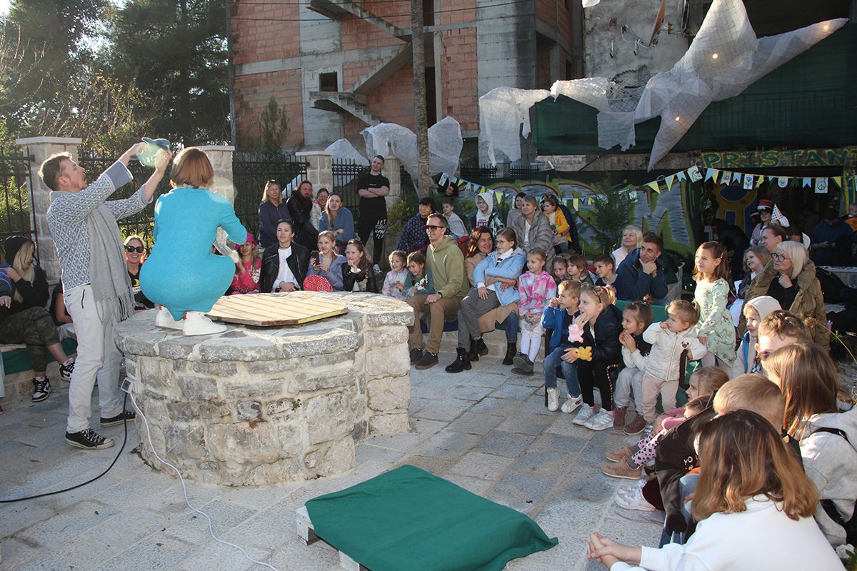 Спектакль для детей «Снежная королева», организованный фондом. Фото: Pristanište