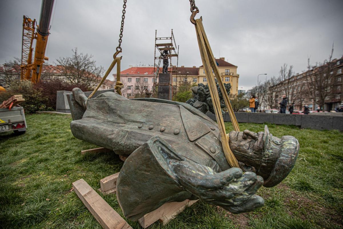 Демонтированный памятник советскому военачальнику Ивану Коневу в Праге, апрель 2020 года. Фото: EPA-EFE / MARTIN DIVISEK