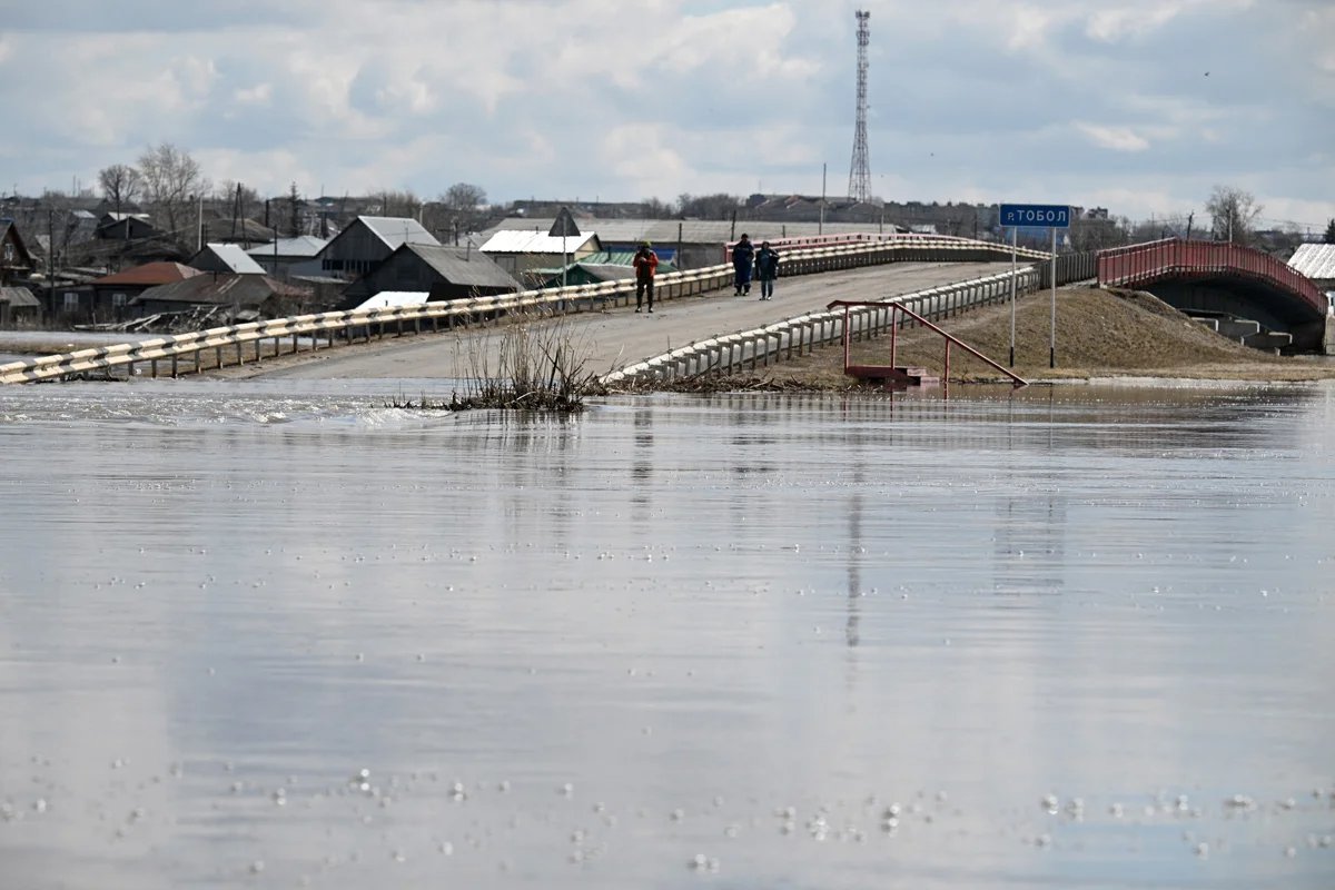 The Tobol River flooding the village of Zverinogolovskoye, near the Dobrovolnoye deposit, 11 April 2024. Photo: Yevgeny Razumny / Kommersant / Sipa USA / Vida Press