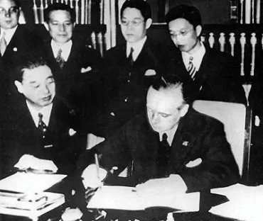 Ambassador of Japan to Nazi Germany Kintomo Mushanokōji and Joachim von Ribbentrop, who served as German ambassador-at-large at the time, signing the Anti-Comintern Pact. Photo: iwm.org.uk