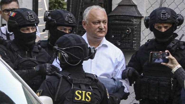 Задержание бывшего президента Молдовы Игоря Додона у его дома в Кишиневе. Скриншот видео