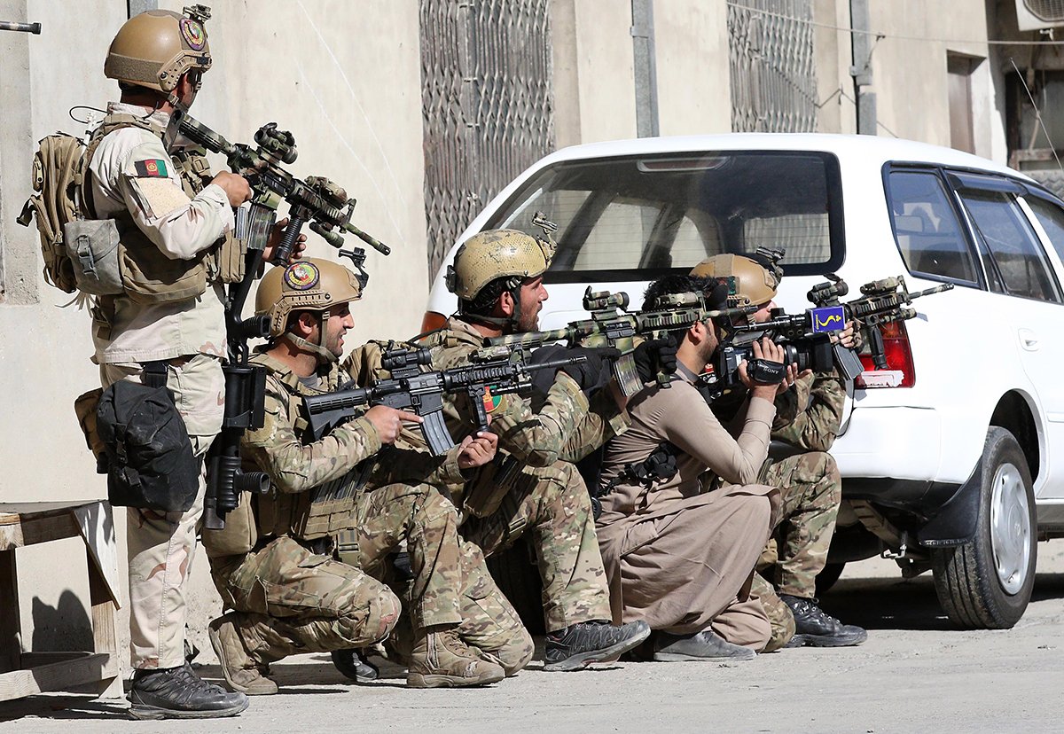 Афганские сотрудники службы безопасности занимают позиции вблизи места нападения вооруженных людей на телестанцию «Шамшад» в Кабуле, Афганистан, 07 ноября 2017 года. Ответственность за нападение на себя взяла группировка ИГИЛ. Фото: Hedayatullah Amid/EPA-EFE