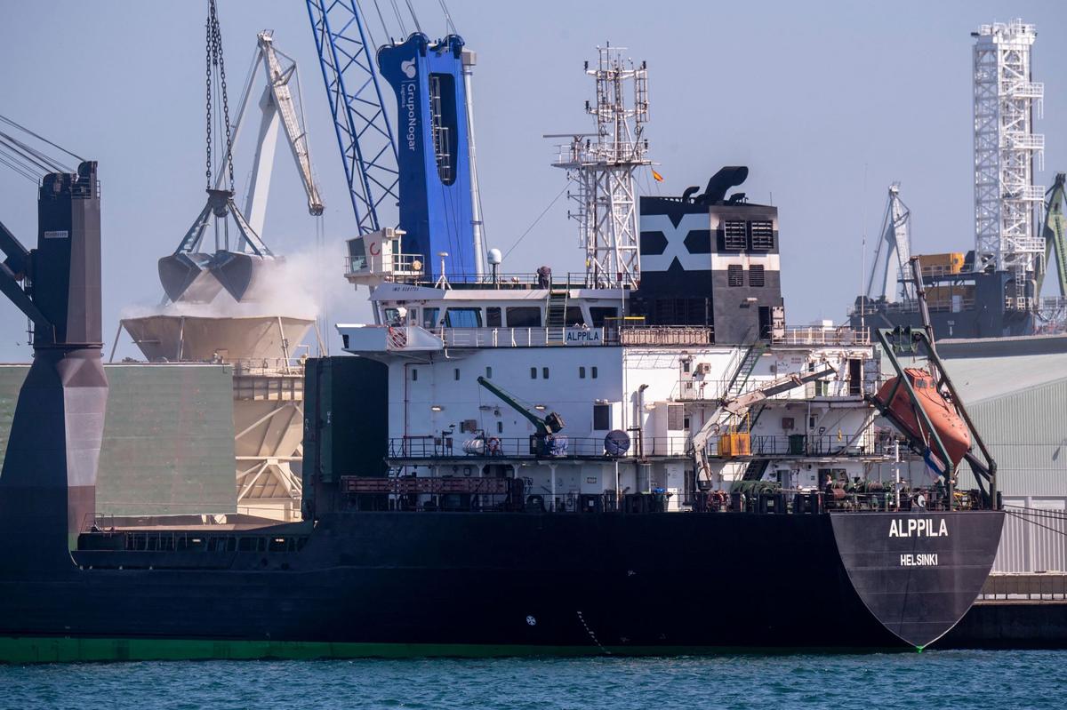 Финское грузовое судно Alppila, перевозящее 18 тысяч тонн зерна для из Украины, разгружается в порту Ла-Корунья Партия прибыла в Испанию через Балтийское море, в обход русской блокады. Фото: MIGUEL RIOPA / AFP