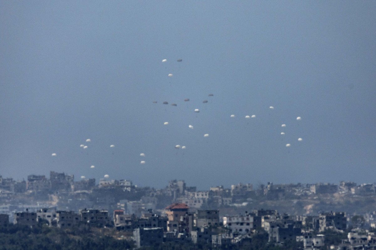 Гуманитарная помощь сбрасывается с воздуха над северной частью сектора Газа, вид с юга Израиля, 8 апреля 2024 года. Фото: Atef Safadi / EPA-EFE