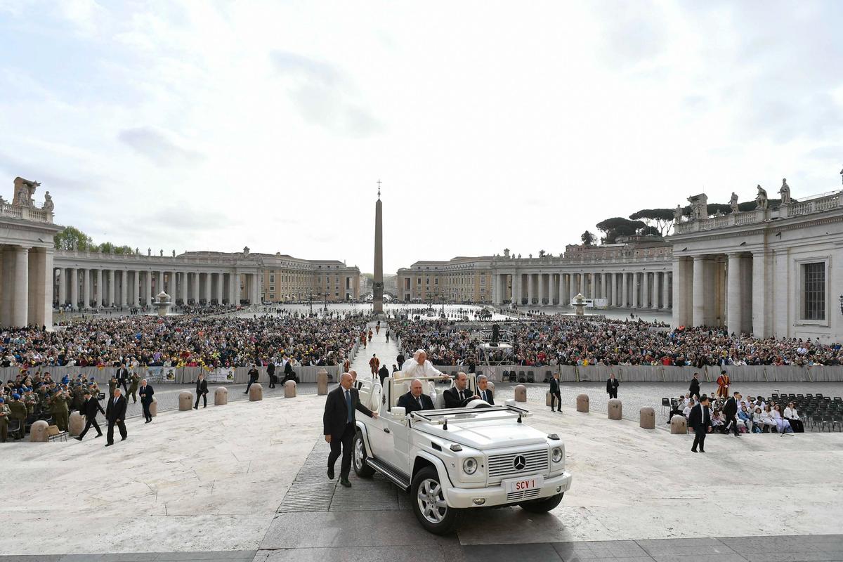 Прибытие Папы Франциска на еженедельную аудиенцию на площади Святого Петра в Ватикане, 10 апреля 2024 года. Фото: Медиа пул Ватикана / EPA-EFE