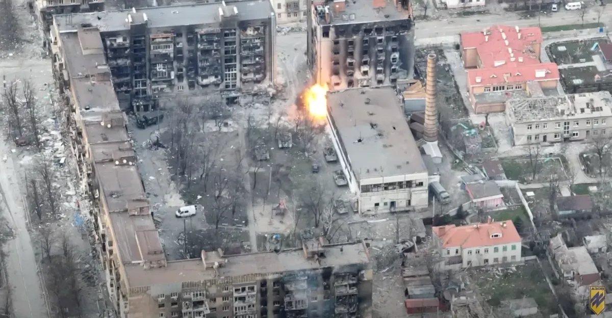 A tank battle in the courtyards of houses#25/27. The video was published on the Azov regiment’s  YouTube channel  on 11 April. The footage is not dated, but one can see that a lot of flats are burning. Matvey says that at the beginning of April he did not see any tanks in the courtyard.