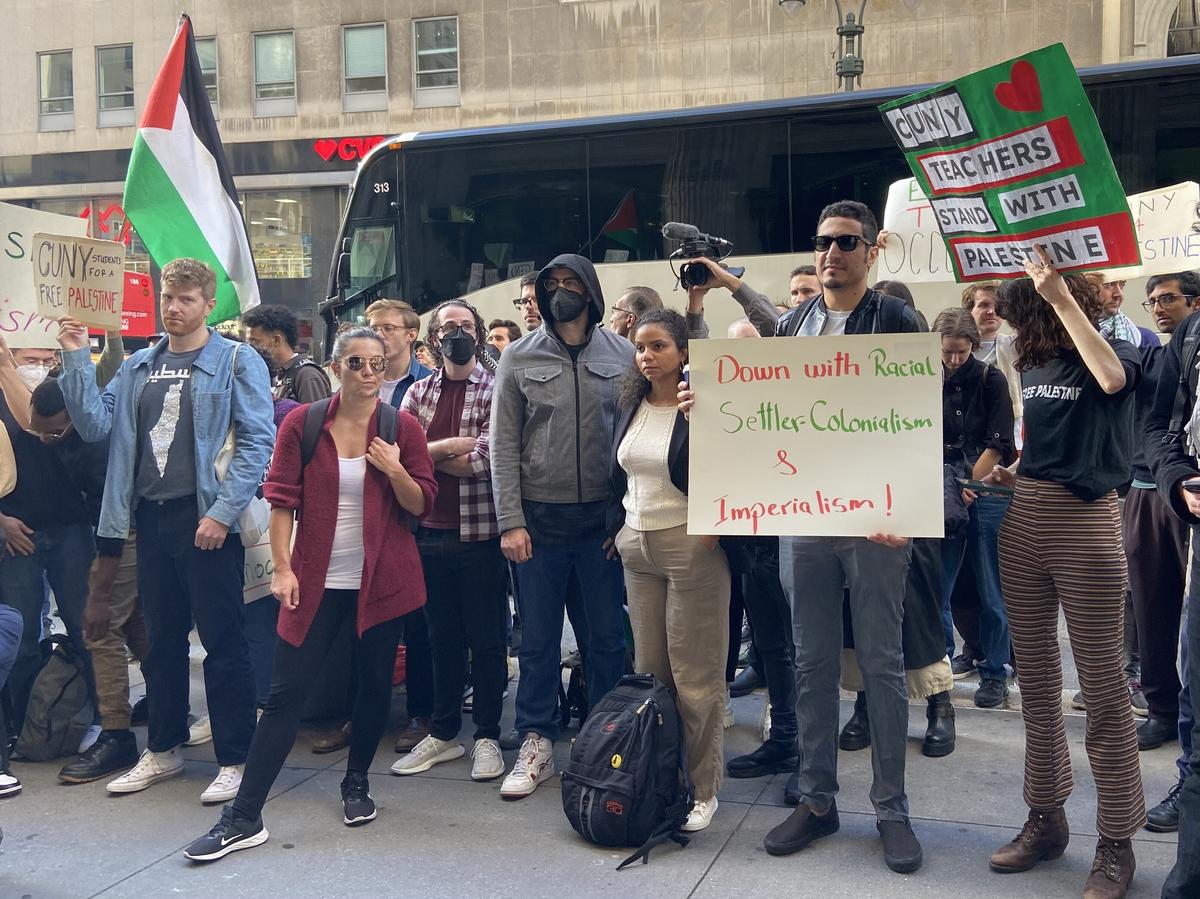 Студенты, выпускники и преподаватели CUNY выражают поддержку Палестине. Фото: Соня Мустаева