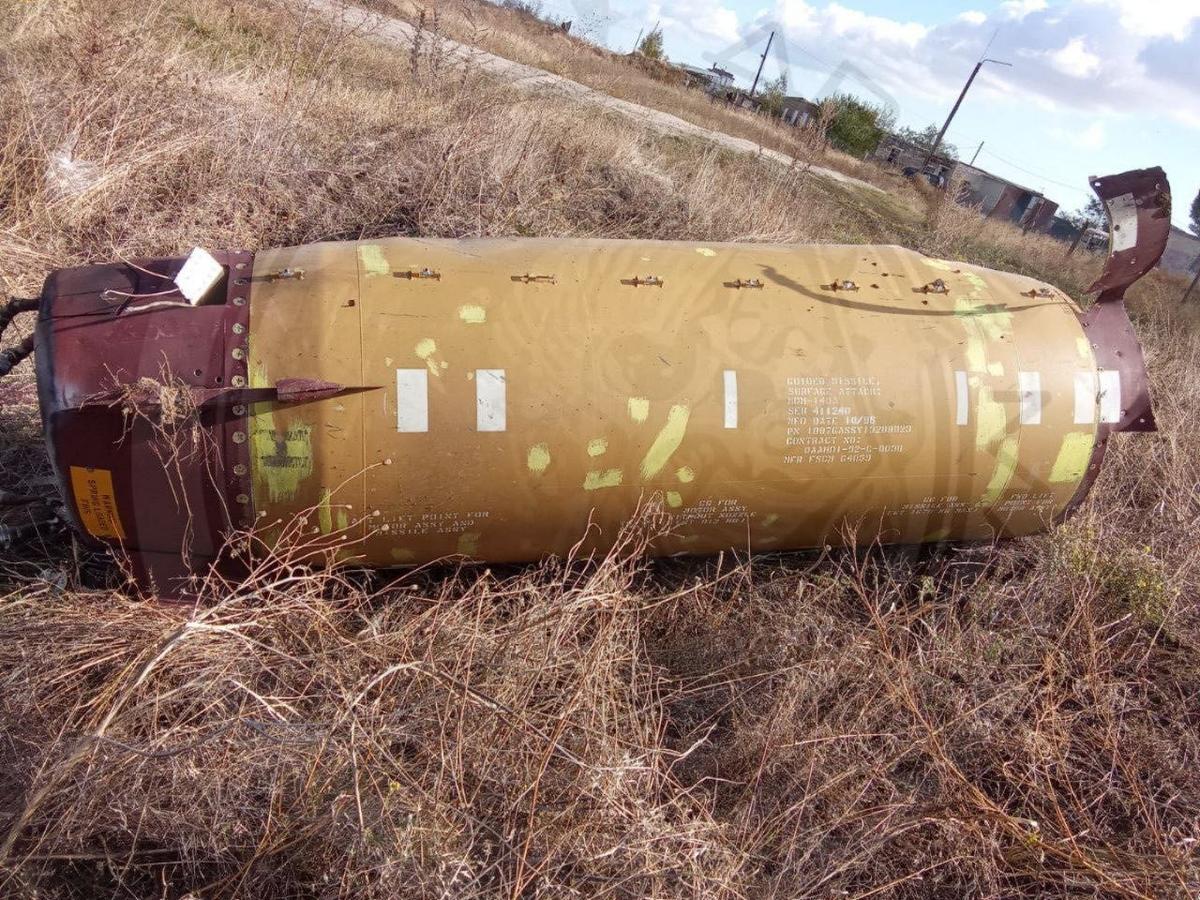 Отработавшие части ракет MGM-140 ATACMS на территории аэродрома в Бердянске. Фото:  Telegram