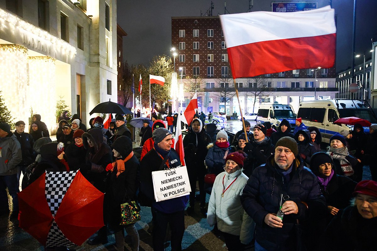 Сторонники бывшего правительства протестуют перед штаб-квартирой общественного телеканала TVP в Варшаве, 21 декабря 2023 года. Фото: Jakub Porzycki / Anadolu / Getty Images