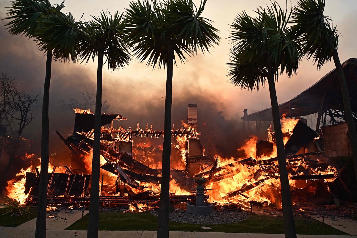 Горящий дом в Пасифик Палисейдс, Калифорния, 8 января 2025 года. Фото: Nic Coury / AP Photo / Scanpix / LETA