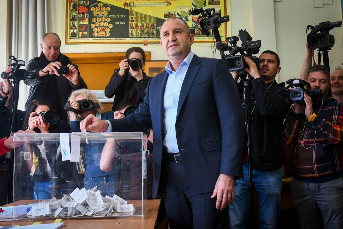 Президент Болгарии Румен Радев голосует на досрочных парламентских выборах, 2 апреля 2023 года. Фото: Georgi Paleykov / NurPhoto / Getty Images