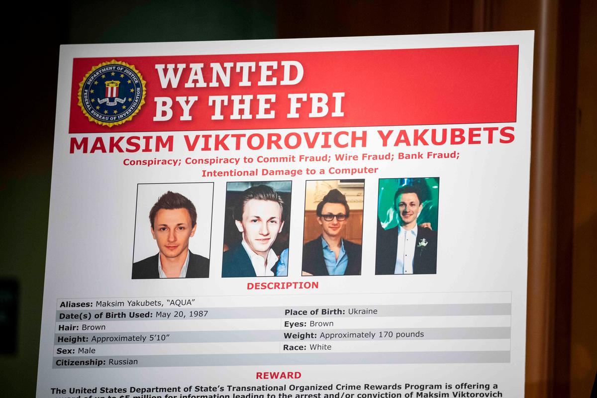 Плакат о розыске Максима Якубца, также известного как AQUA. Фото: Samuel Corum / Getty Images