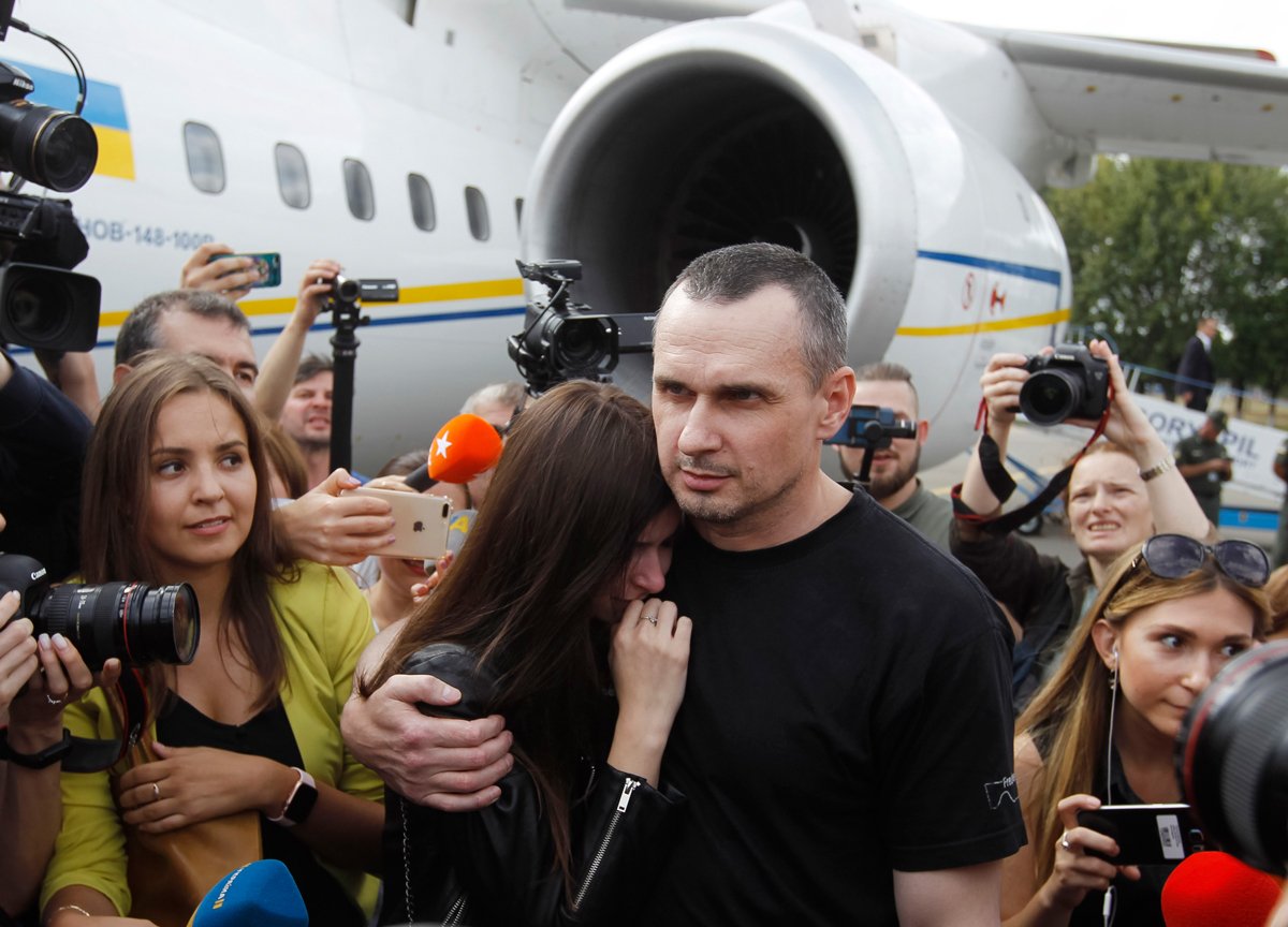 Regjisori ukrainas Oleg Sentsov përqafon vajzën e tij Alina Sentsov pasi një aeroplan që transportonte të burgosur ukrainas të liruar së fundmi u ul në aeroportin Boryspil pranë Kievit, 7 shtator 2019. Foto: Pavel Gonchar / SOPA Images / Sipa USA / Vida Press