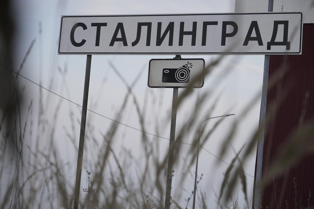 Временная табличка с надписью «Сталинград» на въезде в город. Фото: Vladimir Aleksandrov / Anadolu Agency / Getty Images