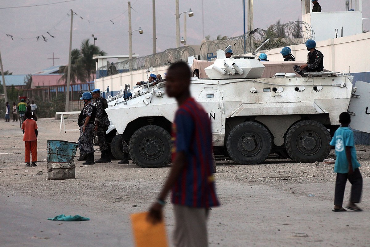 Солдаты ООН несут караул на окраине Сите-Солей в в Порт-о-Пренсе на Гаити, 7 марта 2012 года. Фото: Spencer Platt / Getty Images