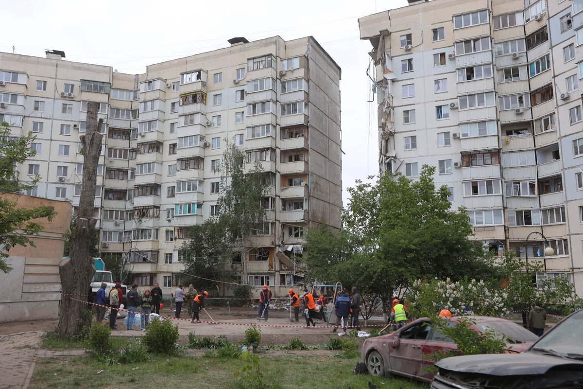Сотрудники коммунальных служб разбирают завалы возле поврежденного многоэтажного жилого дома в Белгороде, 13 мая 2024 года. Фото: Антон Вергун / Спутник / Imago Images / Scanpix / LETA