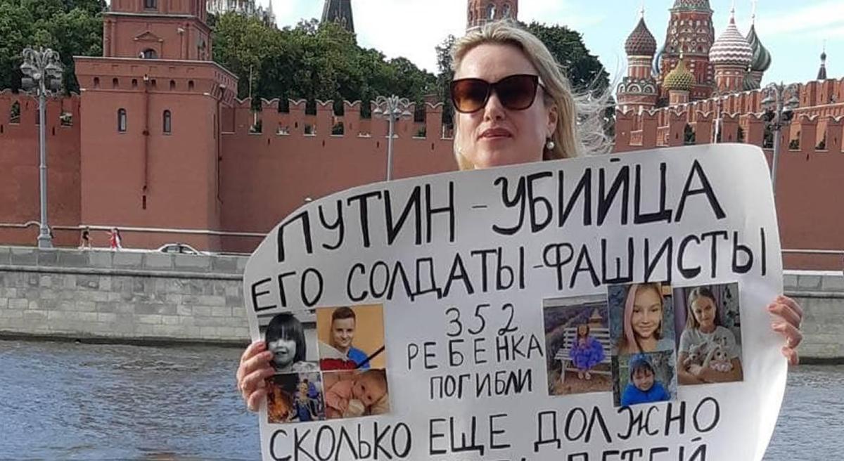 Марина Овсянникова во время пикета напротив Кремля. Скриншот
