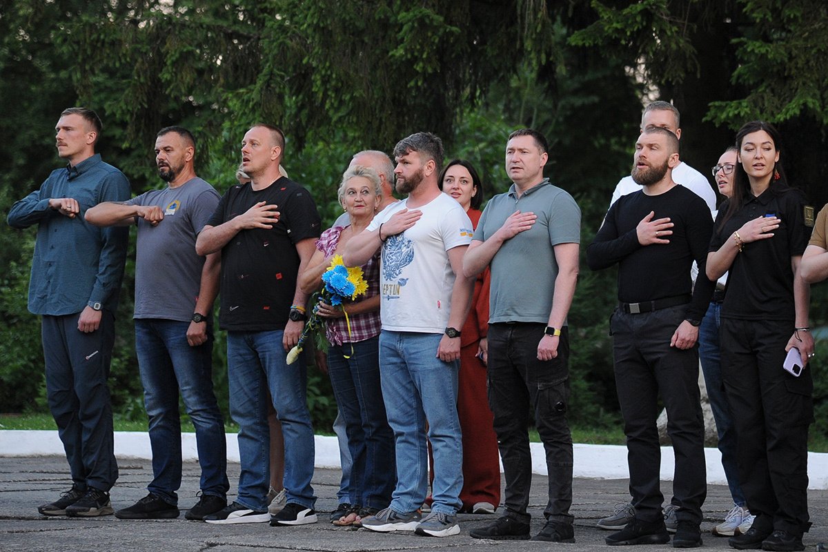 Украинские защитники «Азовстали», вернувшиеся из российского плена, поют гимн вместе с президентом Зеленским во Львове, Украина, 8 июля 2023 года. Фото: Микола Тыс / EPA-EFE