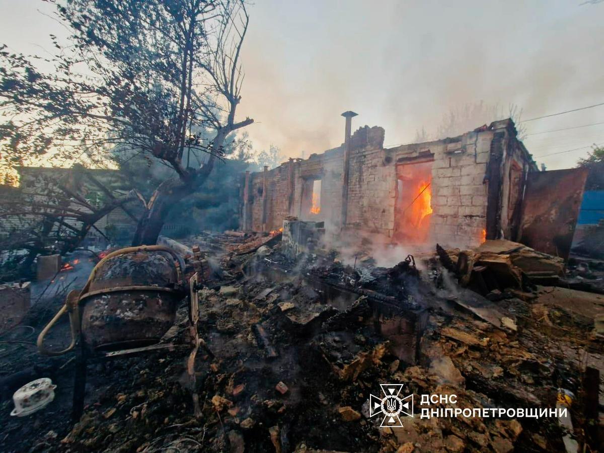 Последствия российского удара по Днепропетровской области. Фото: ГСЧС Украины / Telegram