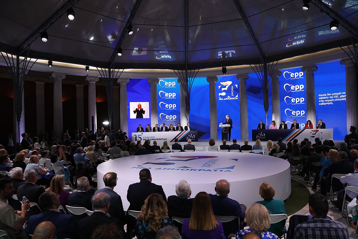 Президент Европейской народной партии (EPP) Манфред Вебер (справа) выступает во второй день 15-го Конгресса Новой демократии в мегароне Заппейон, в Афинах, Греция, 6 апреля 2024 года. Фото: George Vitsaras / EPA-EFE