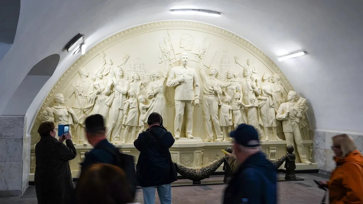 Activists protest restored Stalin sculpture in Moscow metro with Putin and Medvedev quotes