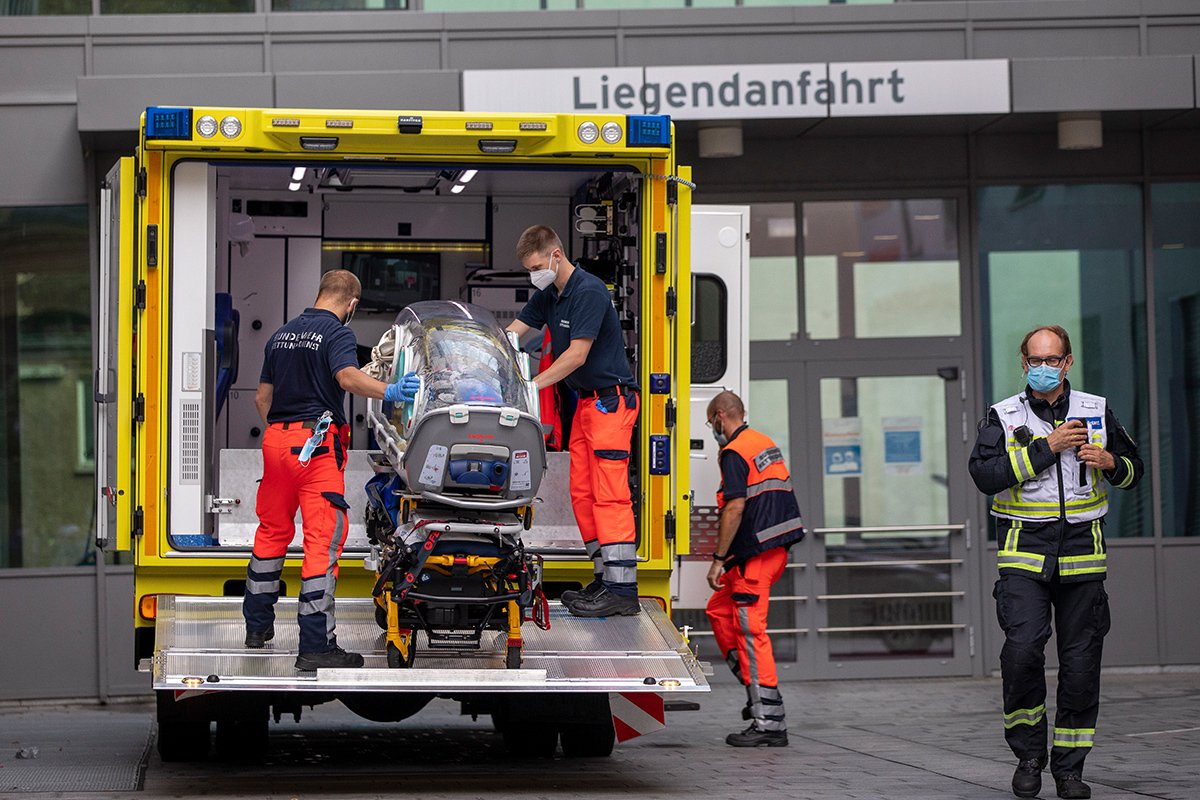 German army emergency personnel load a portable isolation unit into the ambulance that was used to transport Navalny to Berlin‘s Charité Hospital in August 2020. Photo: Maja Hitij/Getty Images