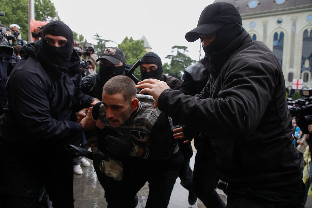 Грузинские полицейские задерживают протестующих во время митинга против законопроекта об «иностранных агентах» перед зданием парламента в Тбилиси, Грузия, 14 мая 2024 года. Фото: David Mdzinarishvili / EPA-EFE