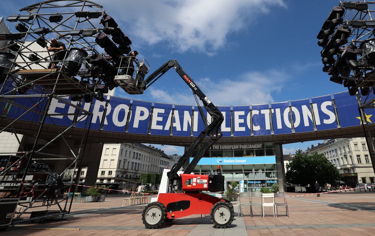 Подготовка оборудования у здания Европарламента, откуда будет вестись трансляция результатов выборов, Брюссель, Бельгия, 5 июня 2024 года. Фото: Olivier Hoslet / EPA-EFE
