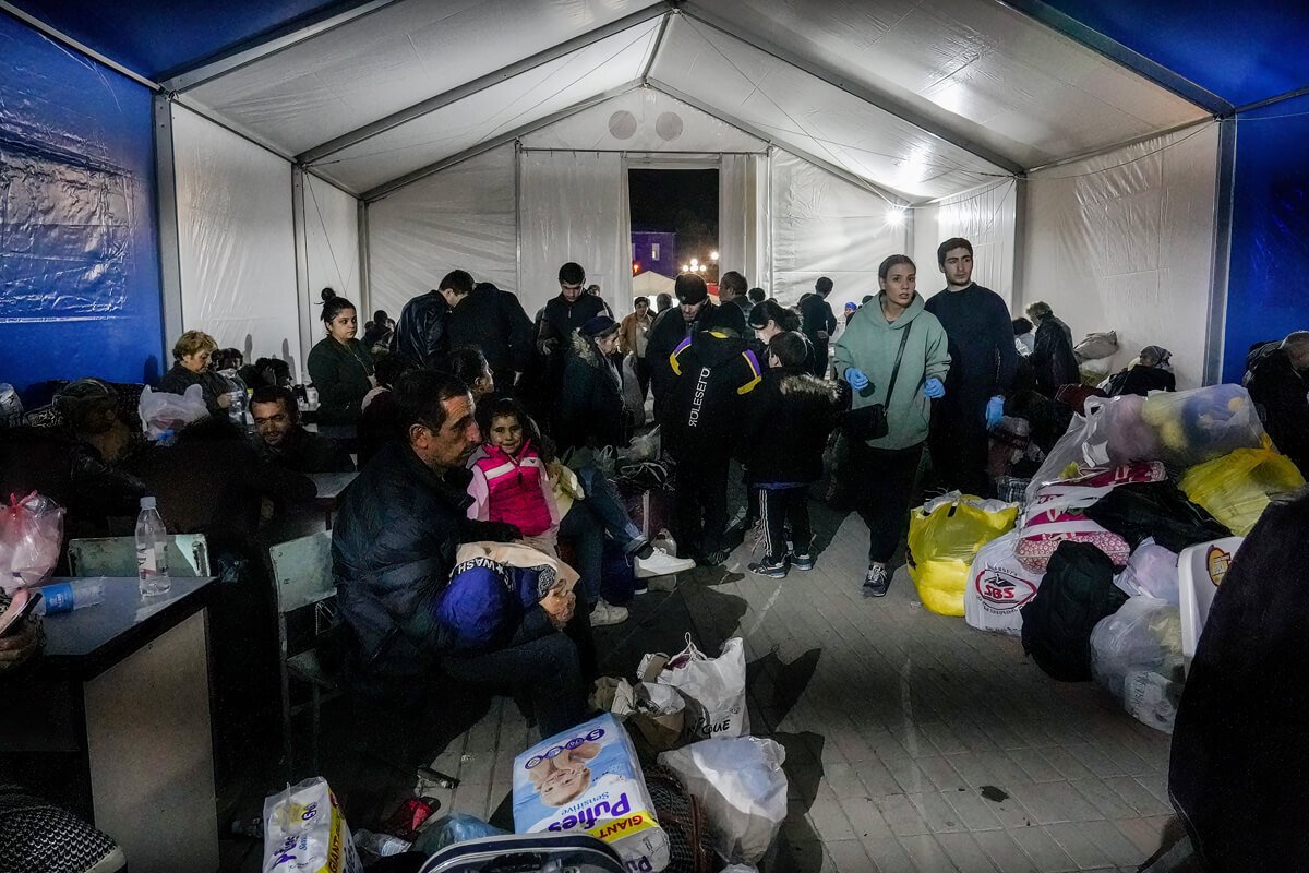 Беженцы отдыхают в палатке, предоставленной неправительственной организацией в Горисе (Армения) 
Фото: Ashley Chan / SOPA Images / Sipa USA / Vida Press